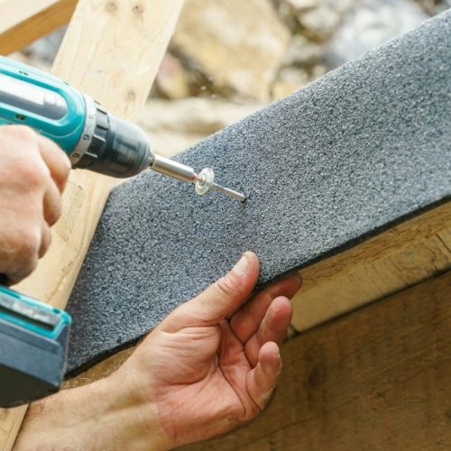 Screw on the roofing felt